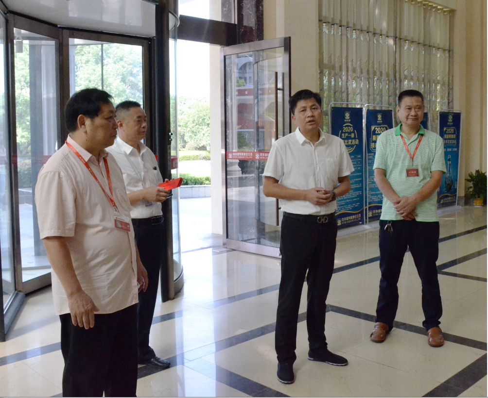 樟樹市人大常委會(huì)副主任、市總工會(huì)黨組書記、總工會(huì)主席周新根等市領(lǐng)導(dǎo)一行至我司慰問(wèn)困難職工